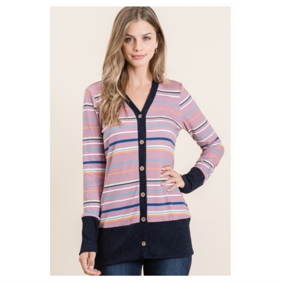 V-neck long sleeves top front button placket. - Picture 4 of 6